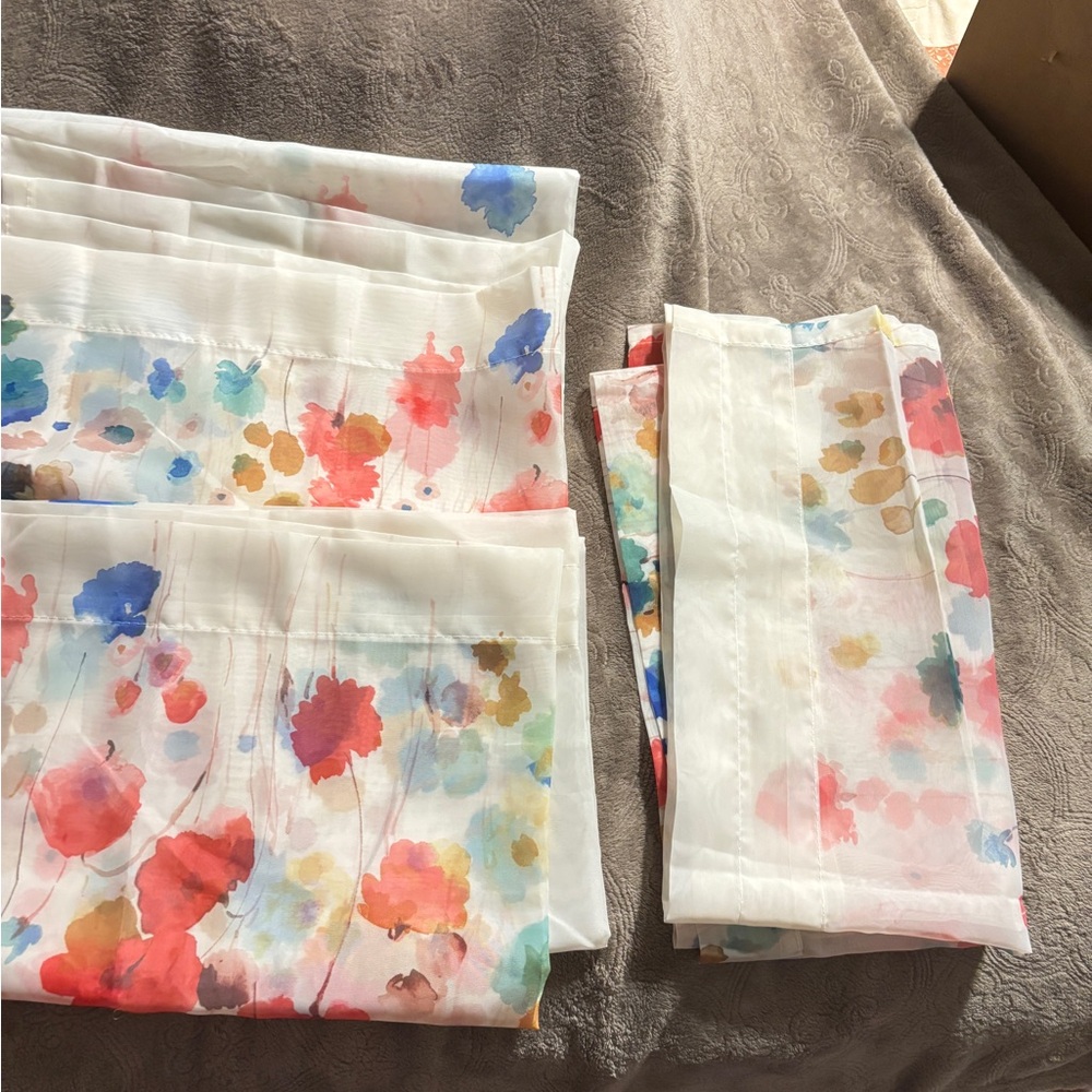 Living Colors Maggie Kitchen Tier & Valance 3- piece Set Poppy Floral . New